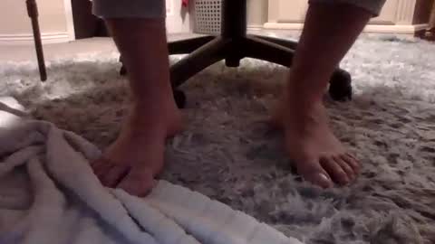 Snapshot of hairydaddyfeet chatting on November 18, 1:11 am Hairy Daddy Feet online show from November 18, 1:11 am