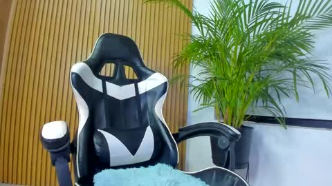 Snapshot of hall_anahiis chatting on January 18, 5:10 am Anahis online show from January 18, 5:10 am