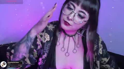 Snapshot of hallucigenia_sparza chatting on June 10, 11:35 pm Hallu online show from June 10, 11:35 pm