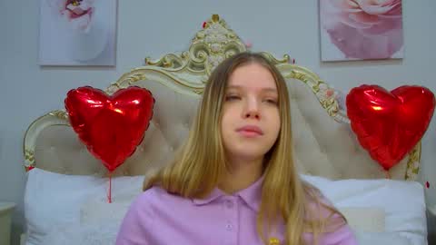 Snapshot of hallybradley chatting on February 18, 5:03 am HallyBradley online show from February 18, 5:03 am