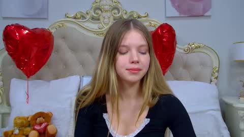 Snapshot of hallybradley chatting on March 5, 5:42 pm HallyBradley online show from March 5, 5:42 pm