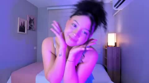 Hanna Lineros  online show from June 16, 1:36 pm