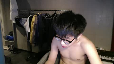 Snapshot of handsome_mannn chatting on March 3, 6:47 pm handsome_mannn online show from March 3, 6:47 pm