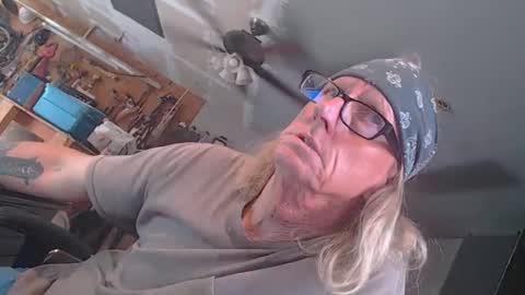 handystud33 online show from April 9, 4:01 pm