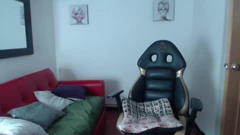 hanna_lamber online show from March 29, 11:21 am