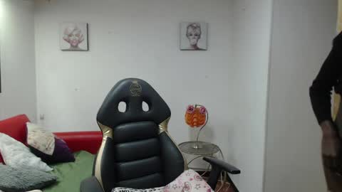 hanna_lamber online show from March 31, 11:21 am