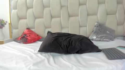 Hanna lens online show from February 25, 5:00 pm