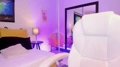 Snapshot of hannadowling_gh chatting on November 22, 3:49 am Hanna online show from November 22, 3:49 am