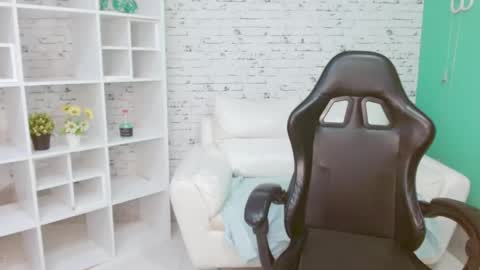 Hannah  online show from November 17, 11:16 am