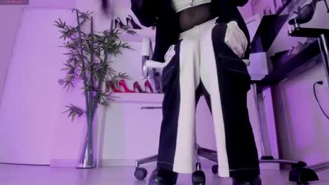 HANNAH HOWELL online show from April 14, 9:26 am