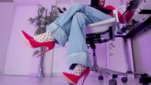 HANNAH HOWELL online show from April 21, 9:48 am