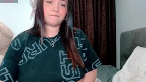 Snapshot of hannah_v chatting on February 16, 12:18 am hannah_v online show from February 16, 12:18 am