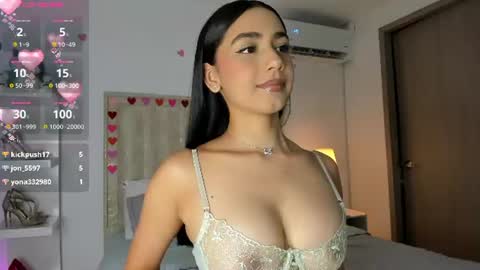 Snapshot of hannahgreenn chatting on June 26, 1:43 am HANNAH GREENN - follow me online show from June 26, 1:43 am