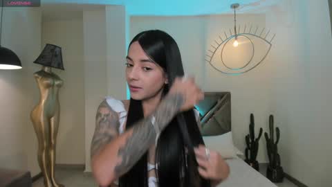 Snapshot of hannahjamesx chatting on December 5, 6:11 pm HANNAH J online show from December 5, 6:11 pm