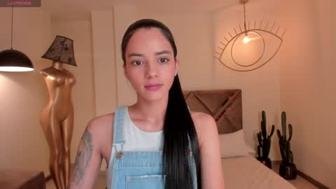 Snapshot of hannahjamesx chatting on December 6, 5:33 pm HANNAH J online show from December 6, 5:33 pm