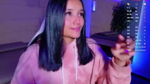 Snapshot of hannahmonttgomery chatting on June 23, 4:49 pm hannahmonttgomery Help me reach 100 Hands up online show from June 23, 4:49 pm