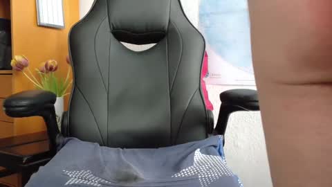 Snapshot of hansi63 chatting on January 26, 12:01 pm charly online show from January 26, 12:01 pm