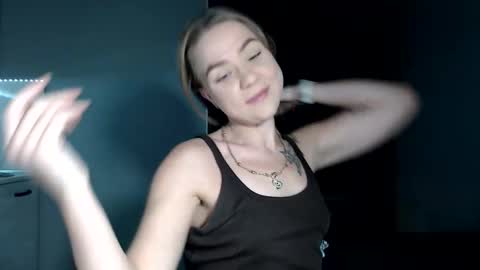 happy_fox_ online show from November 24, 9:47 pm