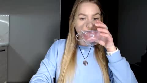 happy_fox_ online show from March 30, 7:15 pm