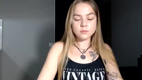 happy_fox_ online show from April 14, 6:47 pm