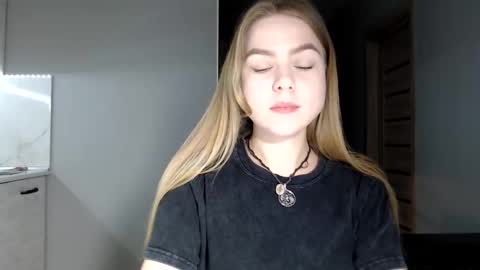 happy_fox_ online show from April 22, 7:59 pm