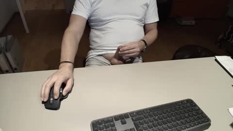 Snapshot of happybugger chatting on December 17, 8:04 pm Cum for you online show from December 17, 8:04 pm