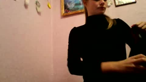 happyemily  online show from November 9, 7:12 pm