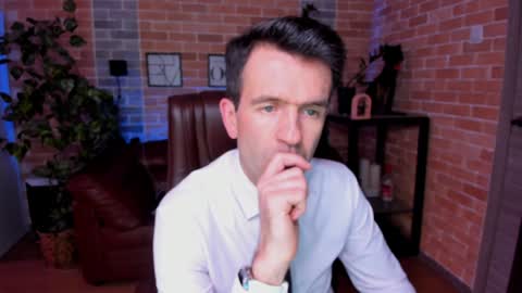Snapshot of hard_and_juici chatting on December 18, 2:17 pm Steve online show from December 18, 2:17 pm