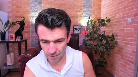 Snapshot of hard_and_juici chatting on February 1, 10:48 am Steve online show from February 1, 10:48 am