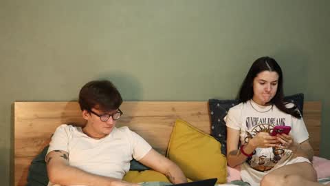 Snapshot of hard_pepper chatting on December 25, 5:26 am Emily and David online show from December 25, 5:26 am