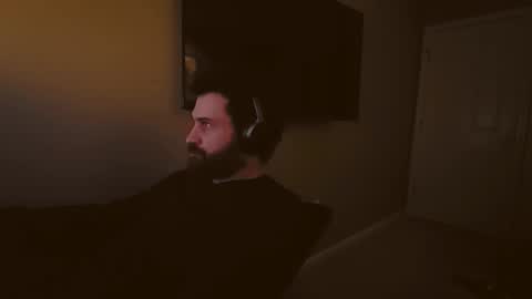 Snapshot of hardswtch chatting on December 7, 11:12 pm Tom online show from December 7, 11:12 pm