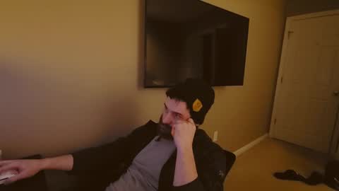 Snapshot of hardswtch chatting on December 10, 9:00 pm Tom online show from December 10, 9:00 pm