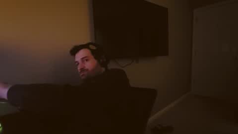 Snapshot of hardswtch chatting on December 11, 8:39 pm Tom online show from December 11, 8:39 pm