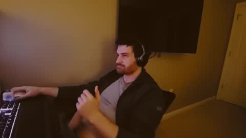 Snapshot of hardswtch chatting on December 15, 4:07 am Tom online show from December 15, 4:07 am