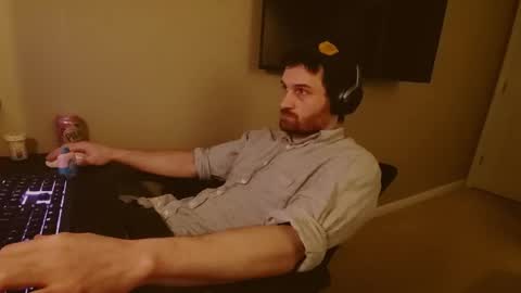 Snapshot of hardswtch chatting on December 17, 12:23 am Tom online show from December 17, 12:23 am