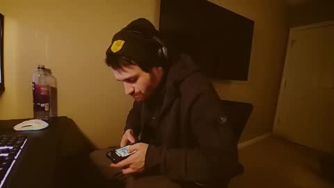 Snapshot of hardswtch chatting on December 19, 12:34 am Tom online show from December 19, 12:34 am