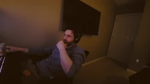 Snapshot of hardswtch chatting on December 25, 12:37 am Tom online show from December 25, 12:37 am