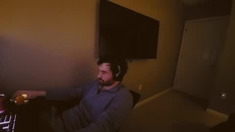 Snapshot of hardswtch chatting on December 25, 3:40 am Tom online show from December 25, 3:40 am