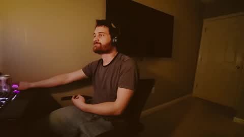 Snapshot of hardswtch chatting on January 1, 3:34 am Tom online show from January 1, 3:34 am