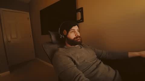 Snapshot of hardswtch chatting on February 2, 11:42 pm Tom online show from February 2, 11:42 pm