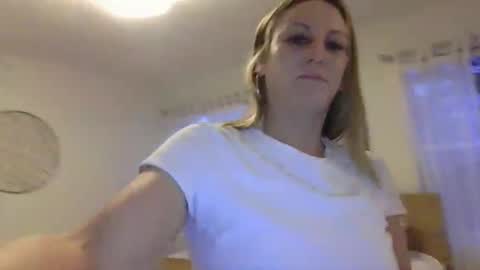 Snapshot of harmony_rose_xoxo chatting on November 10, 9:25 pm Harmony online show from November 10, 9:25 pm