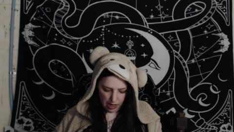 Hayle Woods online show from December 5, 3:15 am