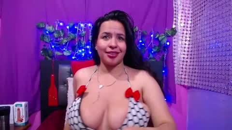 Snapshot of hazel_34 chatting on January 7, 1:06 am hazel online show from January 7, 1:06 am
