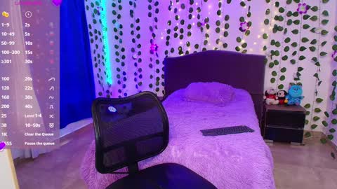 HAZEL LYNN ROSS online show from December 3, 3:55 pm