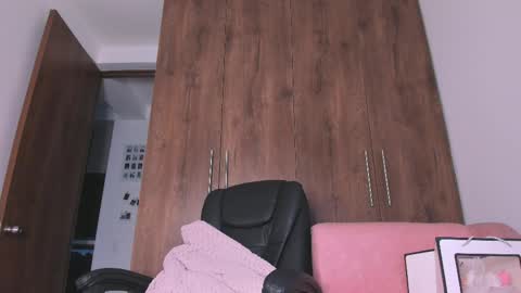 Snapshot of hazeldmafia chatting on April 28, 10:59 pm Hazel Mafia online show from April 28, 10:59 pm