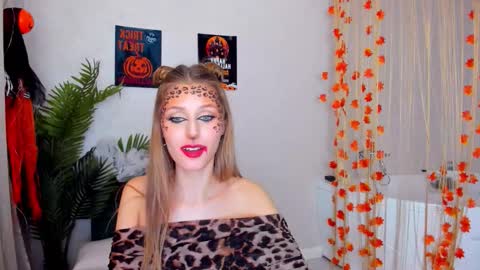 Snapshot of heartedlove_1 chatting on October 31, 1:23 pm heartedlove_1 online show from October 31, 1:23 pm