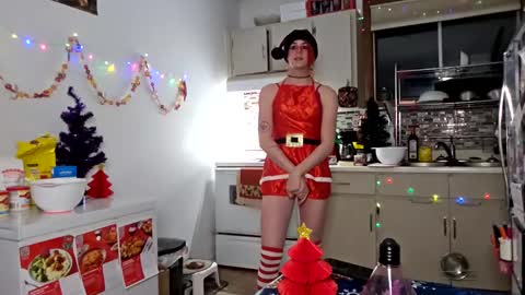 Snapshot of heartmyarc chatting on December 12, 4:59 am HeartMyArc online show from December 12, 4:59 am