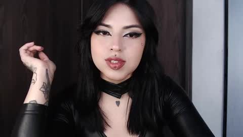 Snapshot of heatherdemonzx_ chatting on October 3, 10:18 pm HEATHER DEMONZX Please help me to reach 100 thumbs up online show from October 3, 10:18 pm