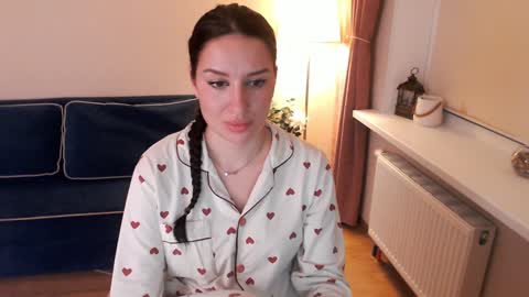 Snapshot of heaven_chloe chatting on December 1, 10:43 pm Heaven girl online show from December 1, 10:43 pm