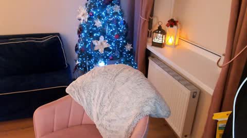 Snapshot of heaven_chloe chatting on December 17, 10:54 pm Heaven girl online show from December 17, 10:54 pm